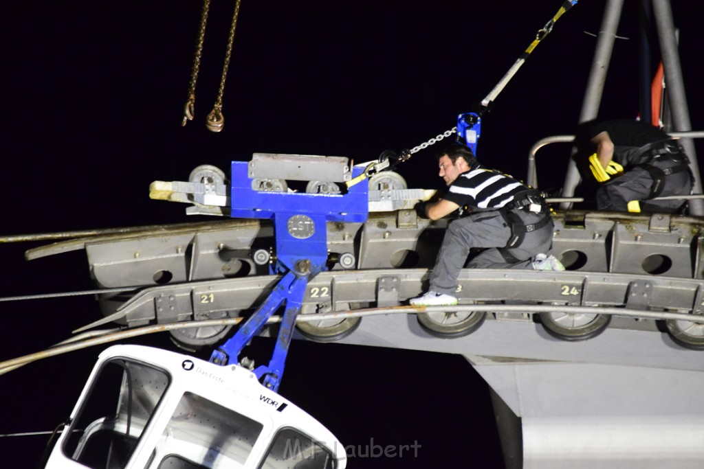 Koelner Seilbahn Gondel blieb haengen Koeln Linksrheinisch P893.JPG - Miklos Laubert